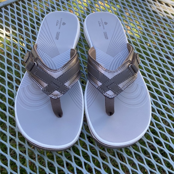 SOLD Clarks NEW cloud stepper‘s soft cushion flip-flops pewter new in box - Picture 3 of 9